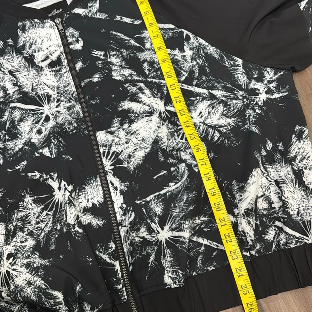 Torrid Black‎ and White Abstract Zip-Up bomber Jacket
